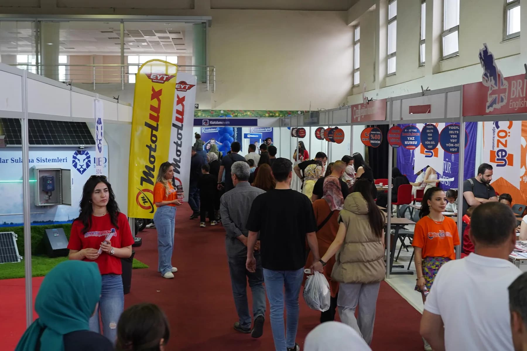 Fuar koridorunda stantları gezen kalabalık ziyaretçiler