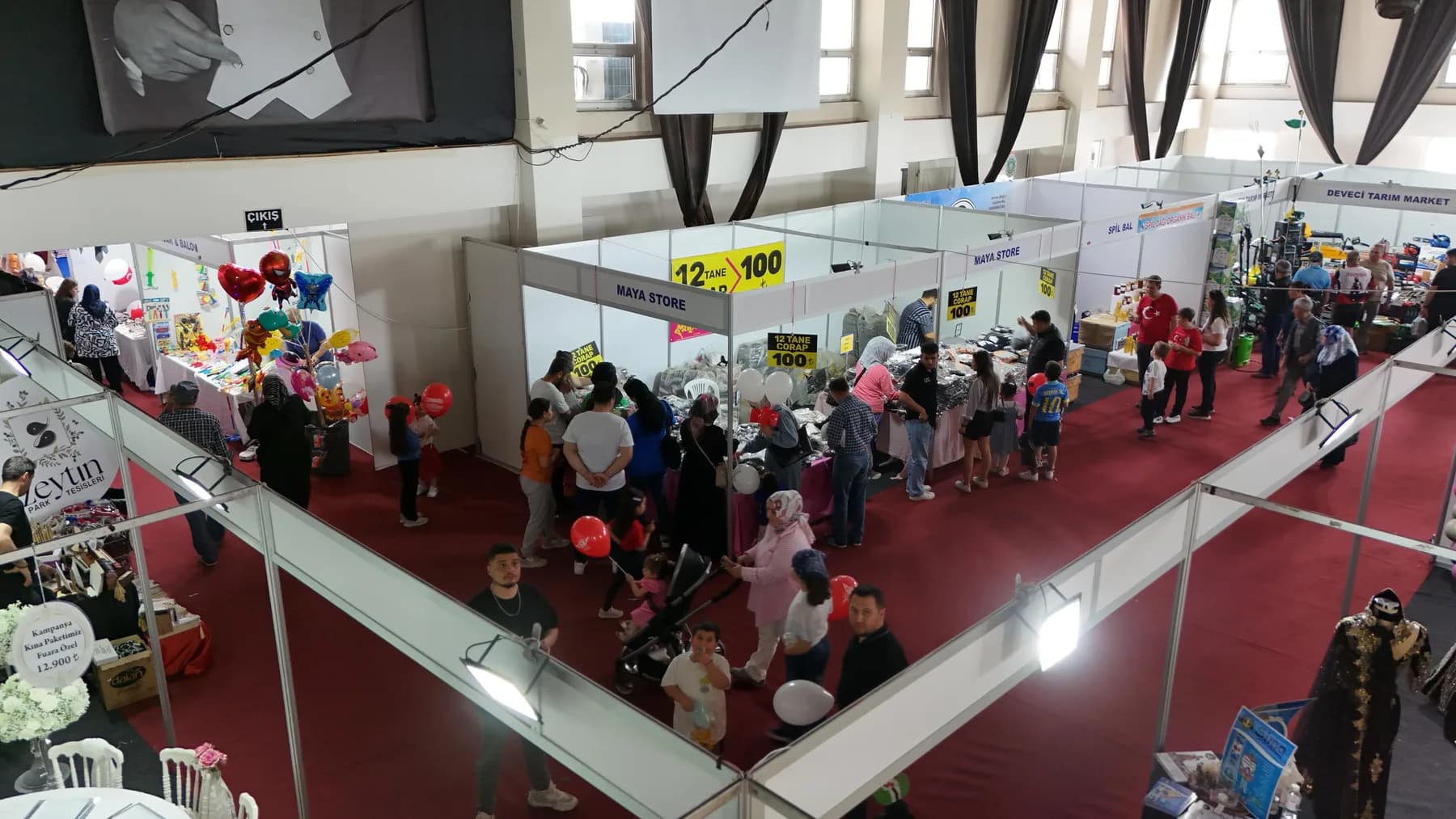 Fuar salonunun genel görünümü: stantlar ve ziyaretçiler
